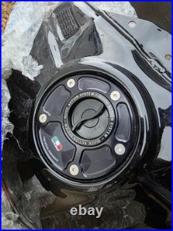 R1 2015+ Fuel Tank Damaged But Perfect For Track Bike